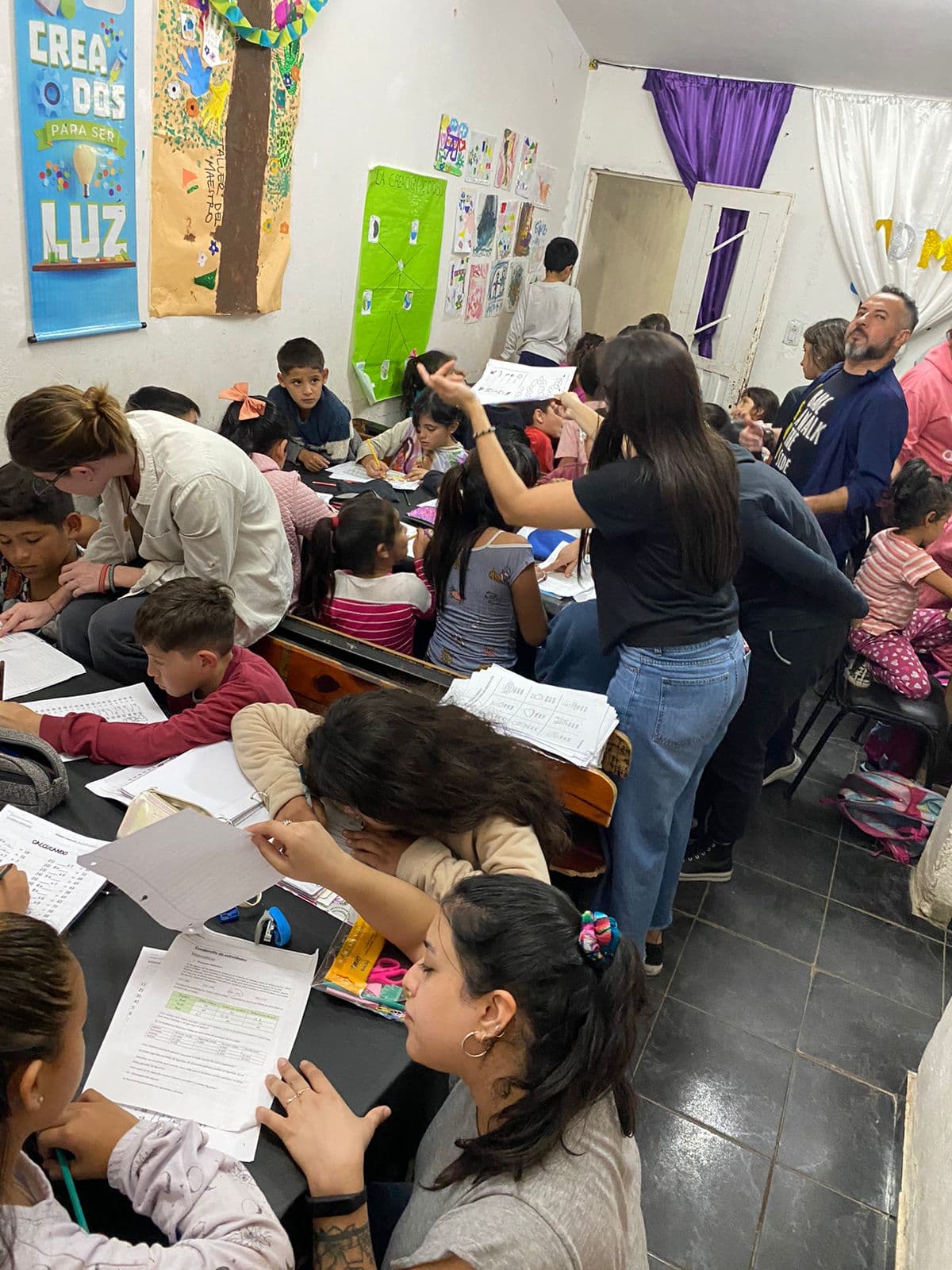 Voluntarios enseñando a niños en el Aula Comedor