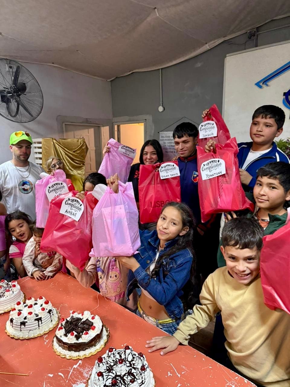 Niños y voluntarios de PVU durante entrega de colecta