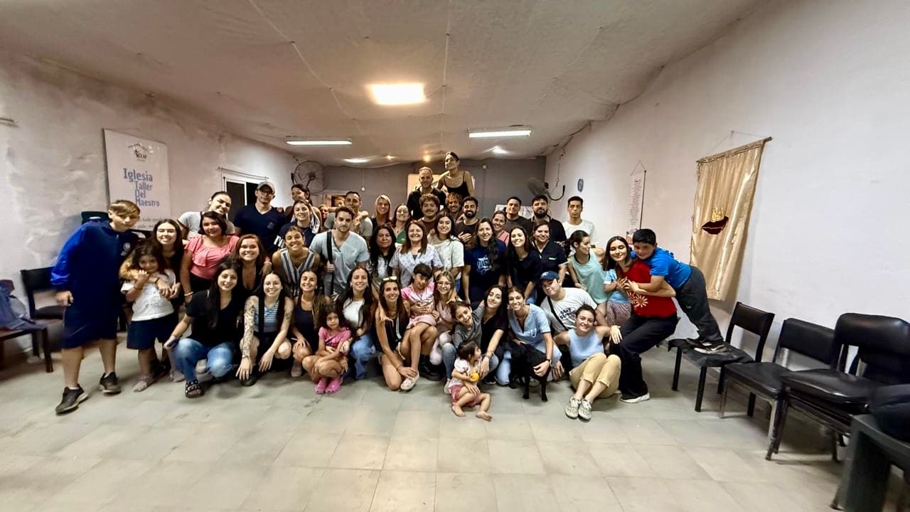 Grupo de más de 60 voluntarios de PVU en el Aula Comedor
