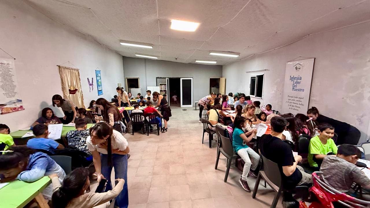 Voluntarios y niños de PVU en el Aula Comedor